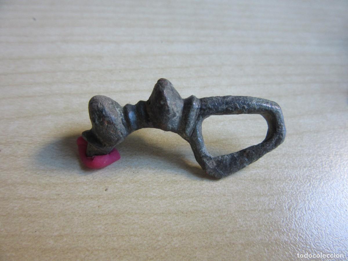 Antig&uuml;edades: Parte de arco de f&iacute;bula &Eacute;poca romana Medidas 3,7 cm