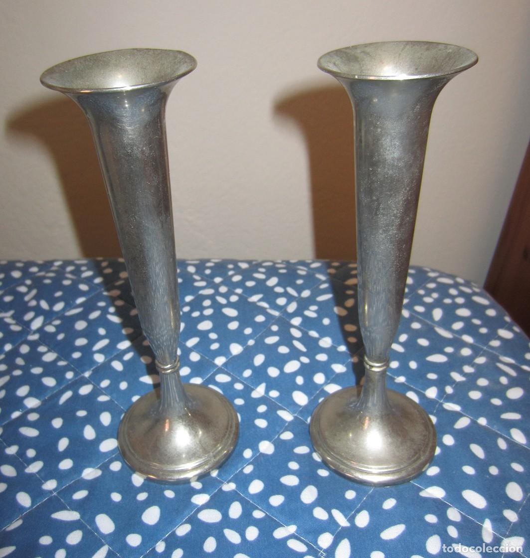 Antig&uuml;edades: DOS CANDELABROS DE ALPACA
