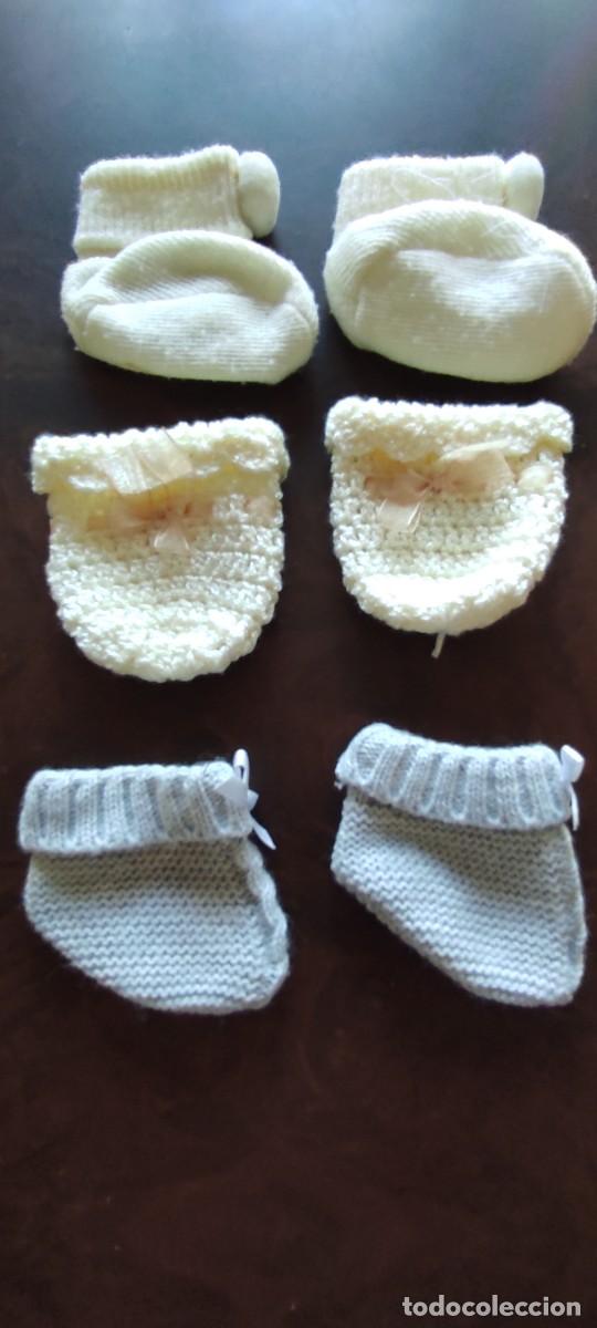 Antig&uuml;edades: LOTE 3 PARES PATUCOS BEB&Eacute; RECIEN NACIDO. PUNTO, CROCHET Y POMPON. VINTAGE / ARTESANIA.