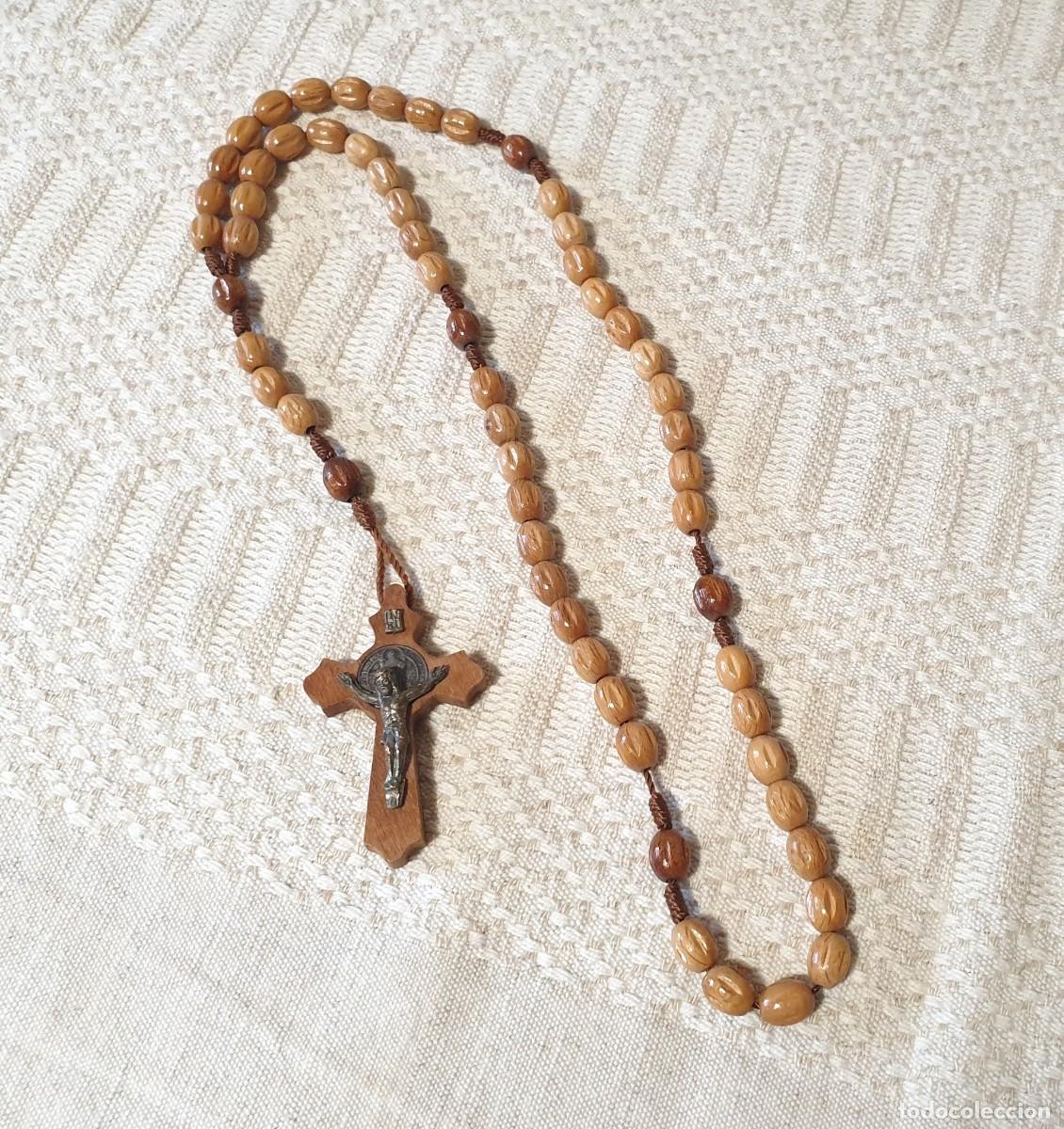 Antig&uuml;edades: Rosario votivo devocional de Nuestra Se&ntilde;ora de Medjugorje en madera tallada, 47 cm.