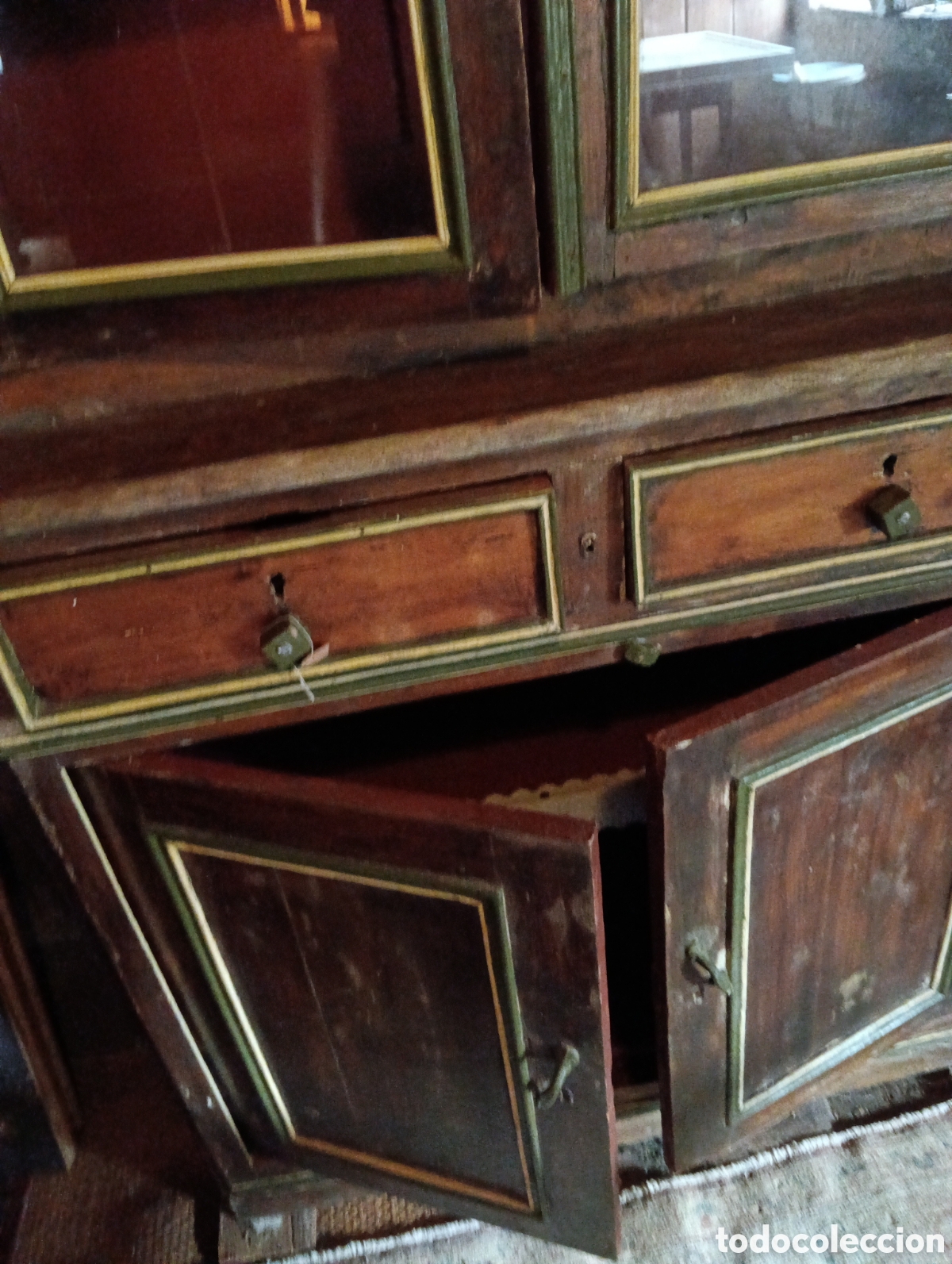 Antig&uuml;edades: Armario de dos cuerpos con estanter&iacute;a con cristal