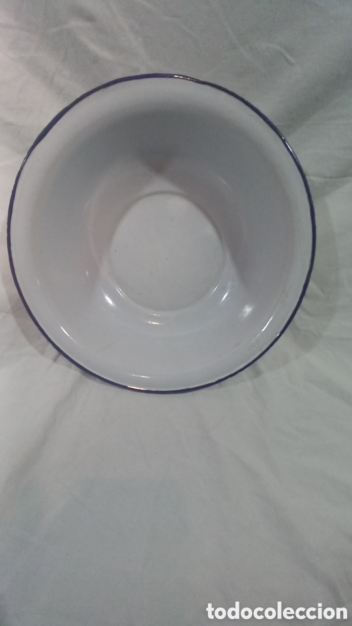 Antig&uuml;edades: Antigua palangana / jofaina de metal esmaltado blanco y filo azul. &Oslash; 34,5 cm. Vintage.