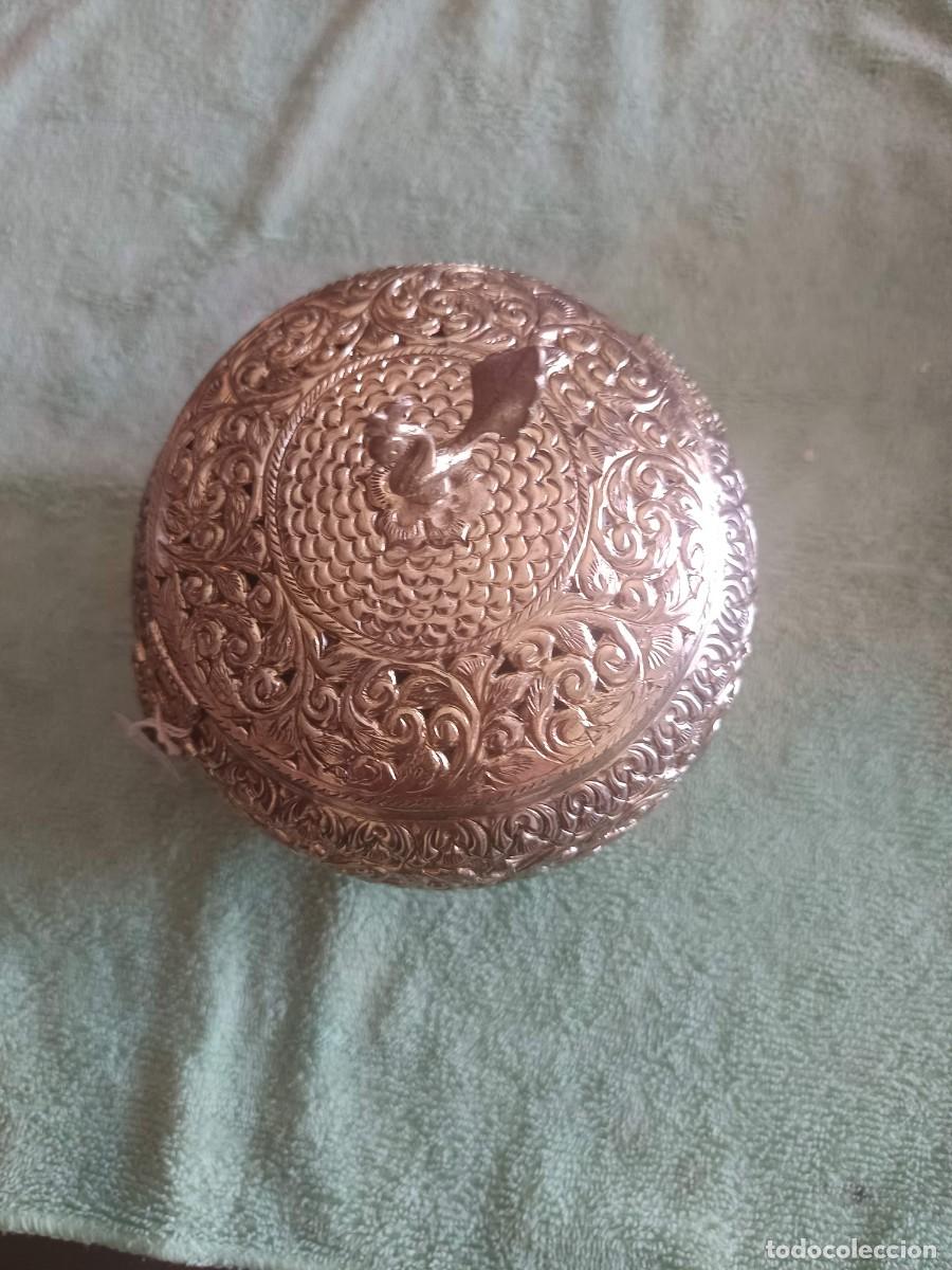 Antig&uuml;edades: Joyero met&aacute;lico redondo estilo mogol de metal plateado repujado con motivos florales