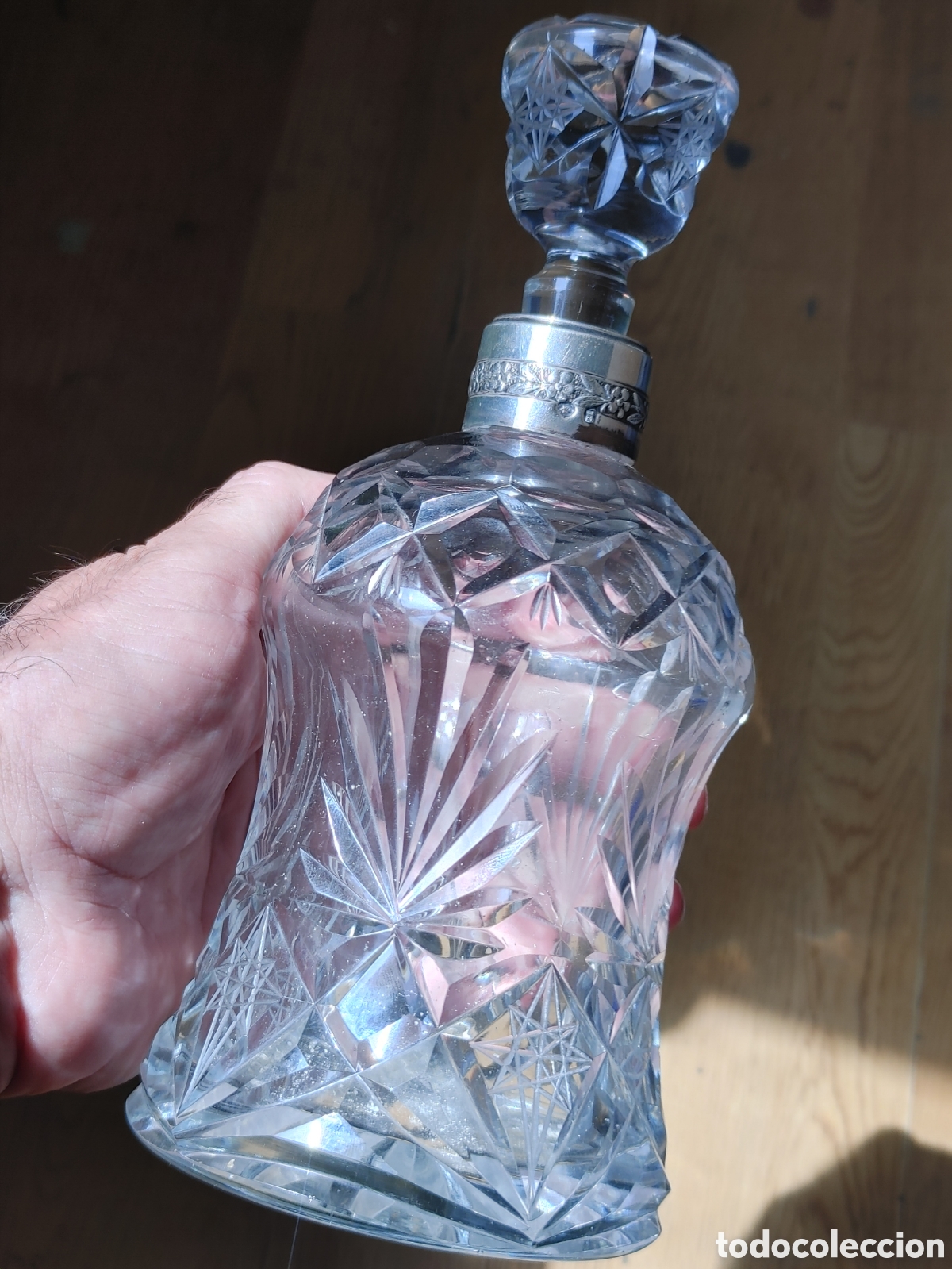 Antig&uuml;edades: Antigua licorera. De cristal tallado. Con motivos geometricos y de estrella.
