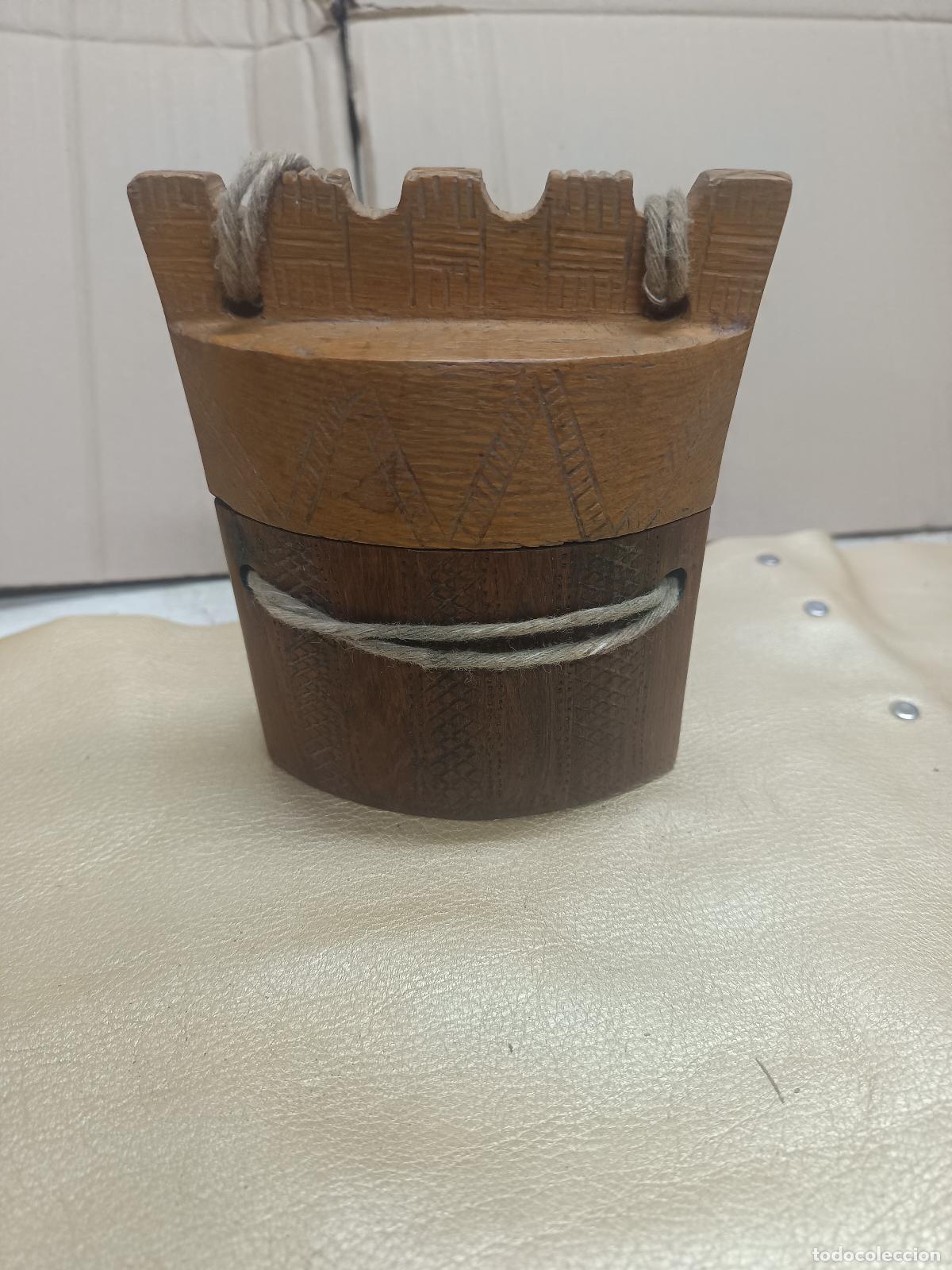 Antig&uuml;edades: ARTE PASTORIL, ANTIGUO SALERO, TABAQUERA DE MADERA.