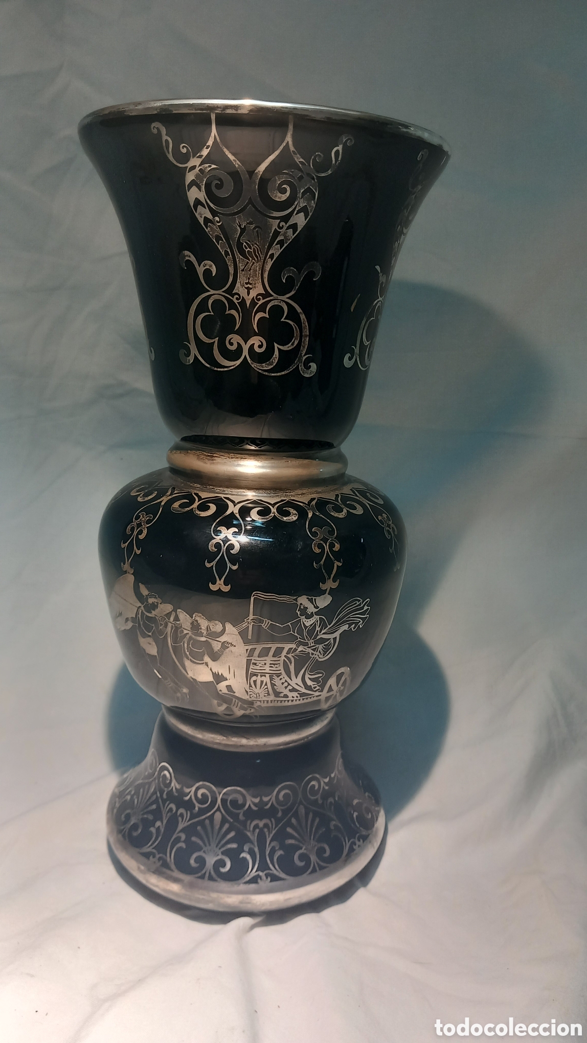 Antig&uuml;edades: Gran Jarr&oacute;n Vintage de Cristal Negro con Grabados al &Aacute;cido y Adornos Plateados - Pavo Real y Biga -