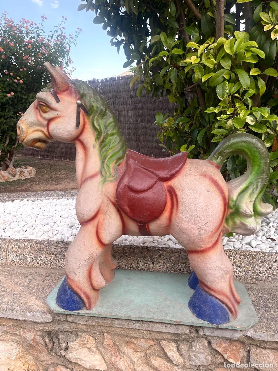 Antig&uuml;edades: CABALLO DE CART&Oacute;N PIEDRA CON BASE Y RUEDAS DE MADERA. A&Ntilde;OS 50. GRAN TAMA&Ntilde;O