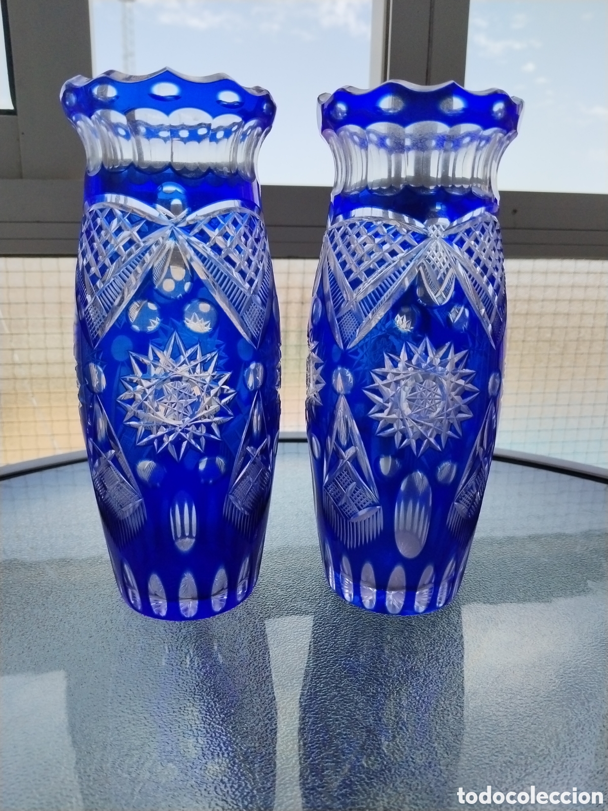 Antig&uuml;edades: Pareja de Floreros Abombados en Cristal de Bohemia Azul Cobalto Tallado - 21 cm