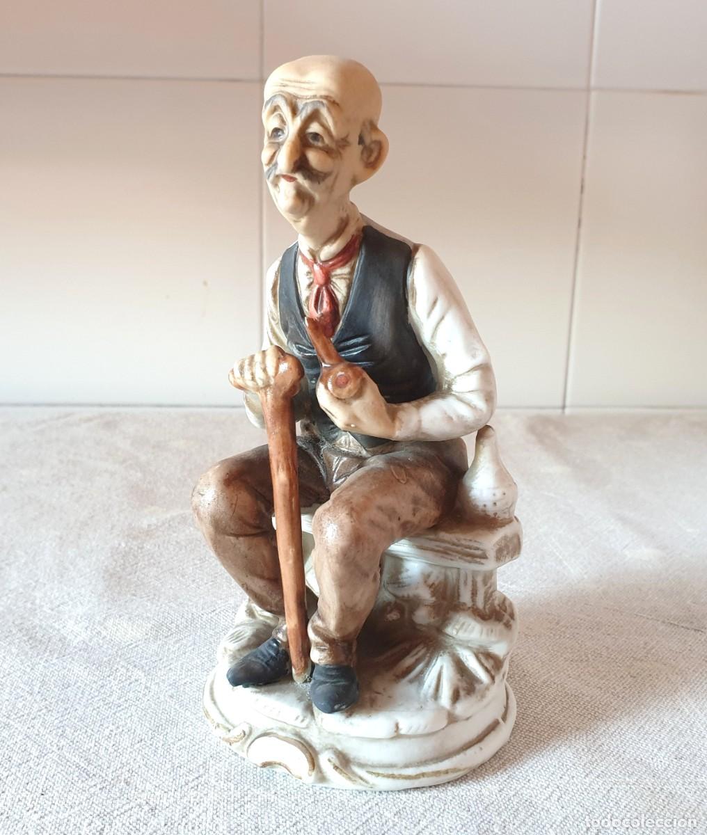 Antig&uuml;edades: Figura original de Capodimonte en fina porcelana bizcochada: anciano sentado, 16 cm.