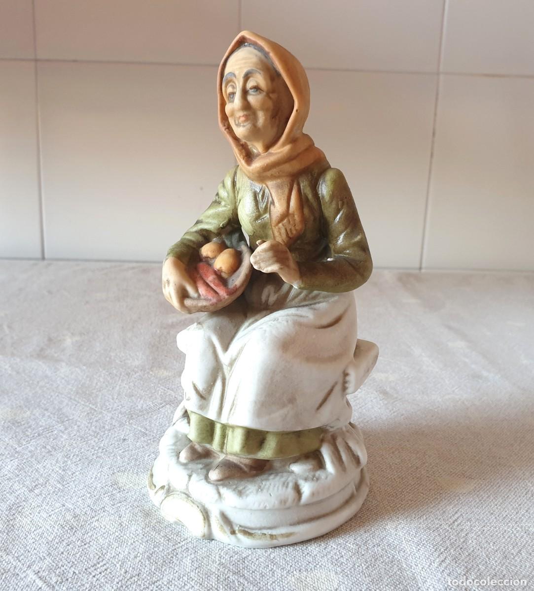 Antig&uuml;edades: Figurita original de Capodimonte en fina porcelana bizcochada: anciana sentada, 16 cm.