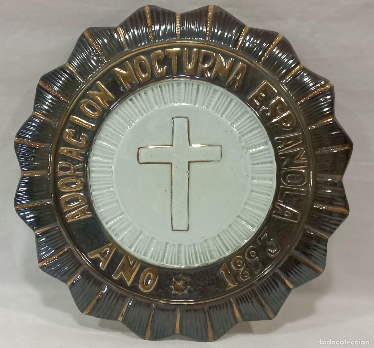 Antig&uuml;edades: PLATO CERAMICO CONMEMORATIVO DE MANISES DEDICADO A LA ADORACION NOCTURNA ESPA&Ntilde;OLA - 1893 / 1968