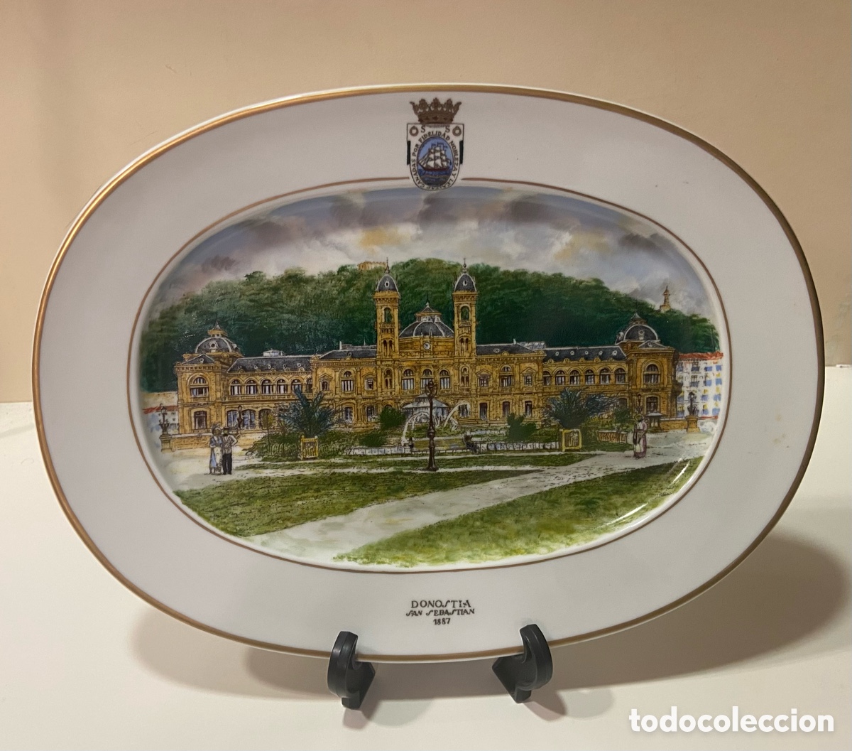 Antig&uuml;edades: Fuente porcelana Bidasoa pintada a mano con vista ayuntamiento San Sebasti&aacute;n
