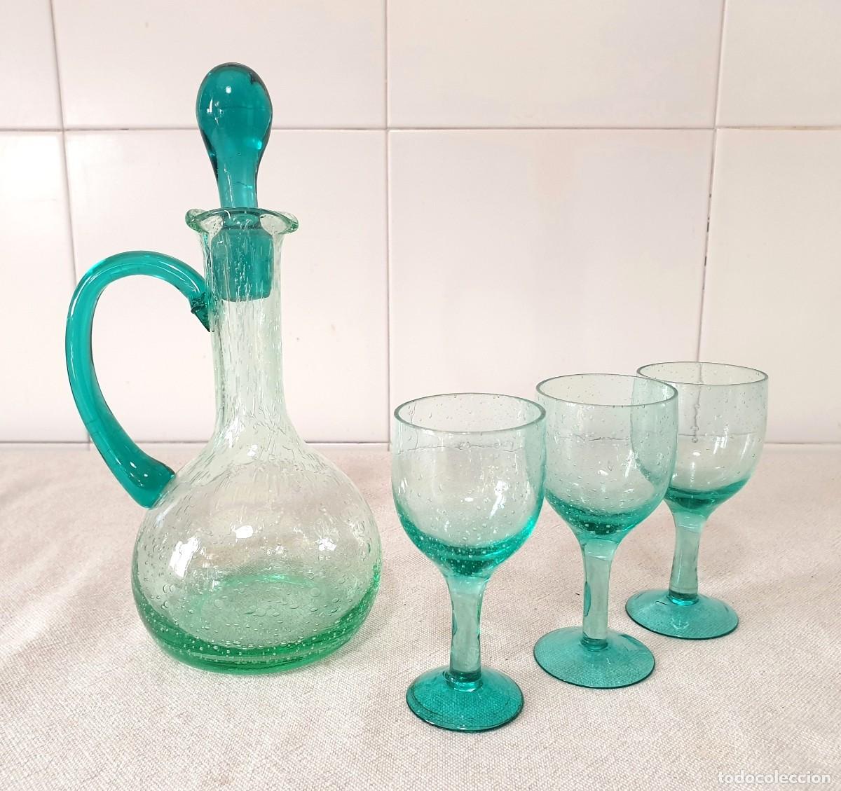 Antig&uuml;edades: Juego de licor rosolio artesanal de la d&eacute;cada de 1970 en botella de vidrio soplado