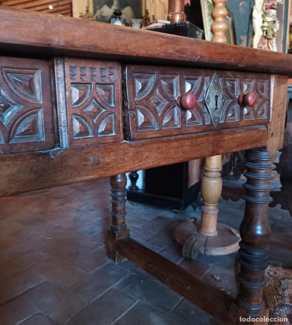 Antig&uuml;edades: Mesa de nogal antigua . - Foto 14