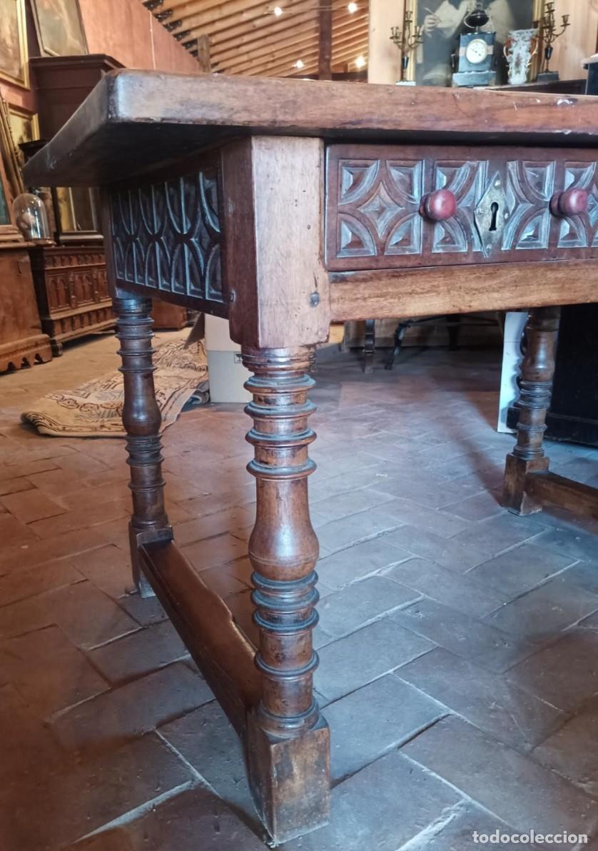 Antig&uuml;edades: Mesa de nogal antigua . - Foto 17