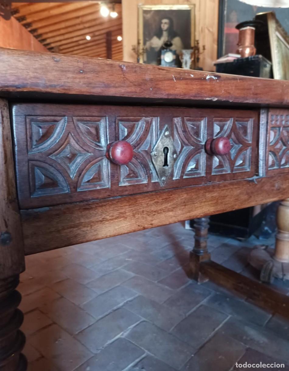Antig&uuml;edades: Mesa de nogal antigua . - Foto 19