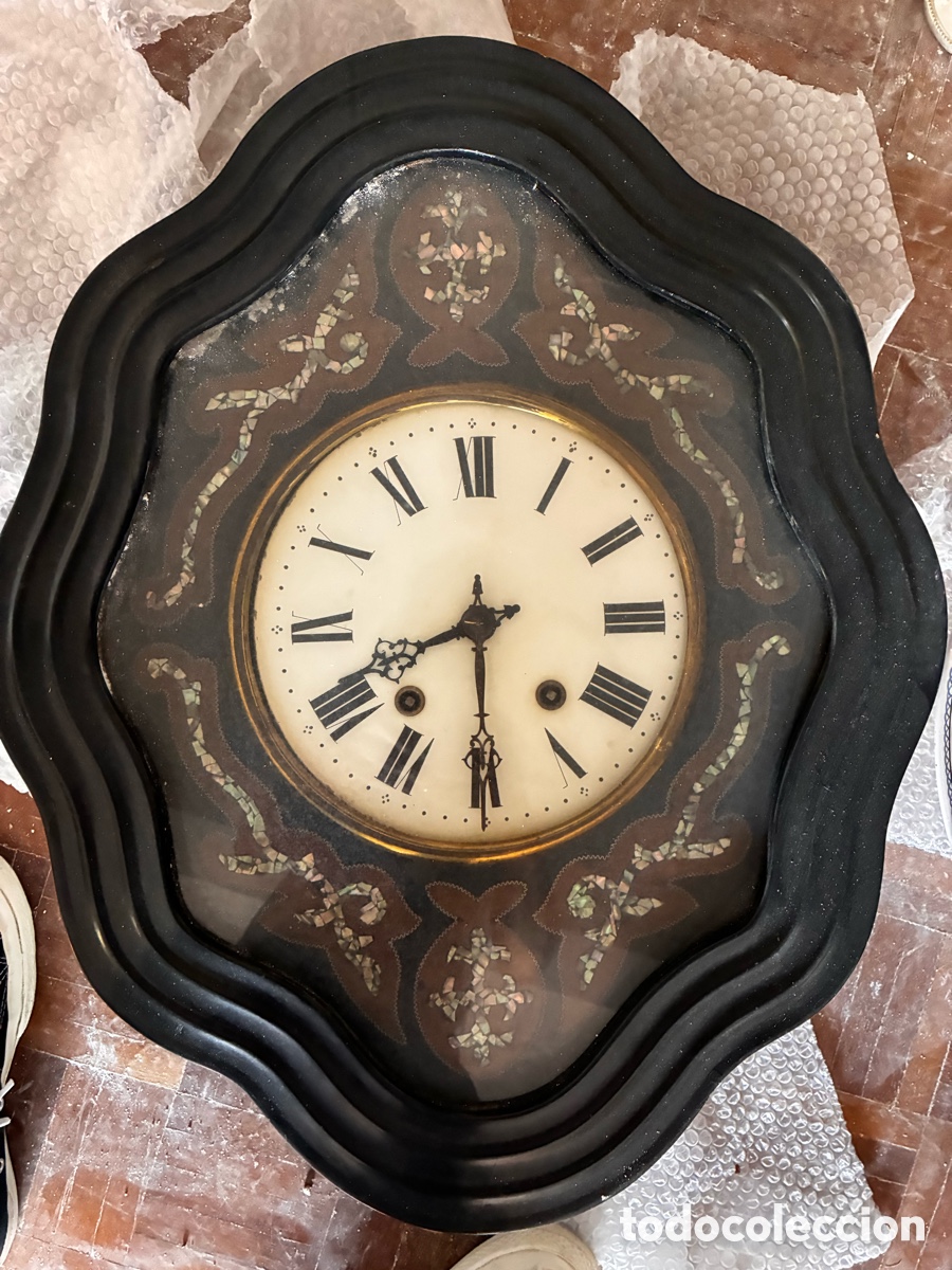 Antig&uuml;edades: Reloj Pared con incrustaciones de n&aacute;car. Conserva el pendulo