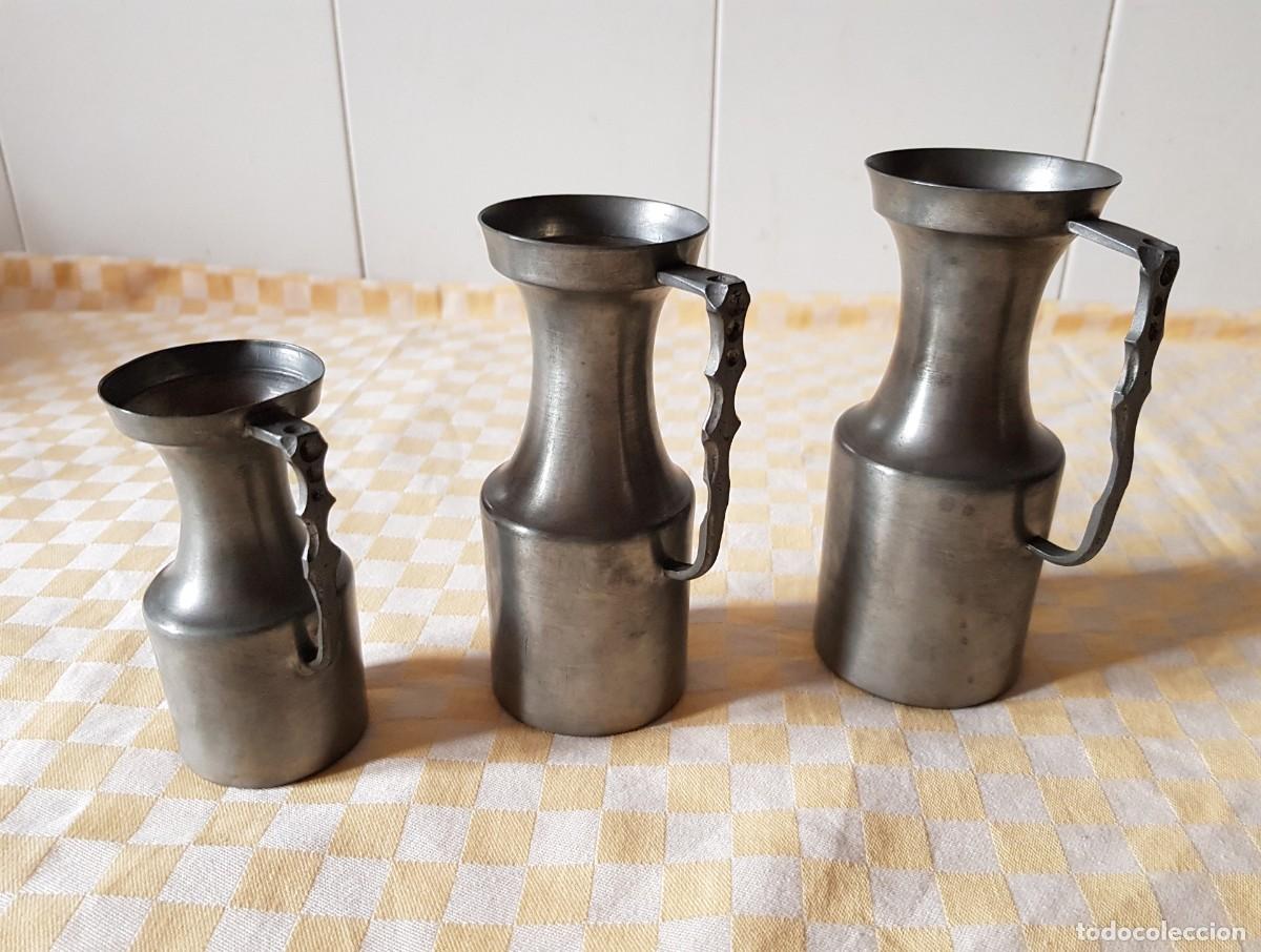 Antig&uuml;edades: Jarras de peltre vintage del siglo XX, jarras medidoras, varios tama&ntilde;os. Juego de 3 piezas