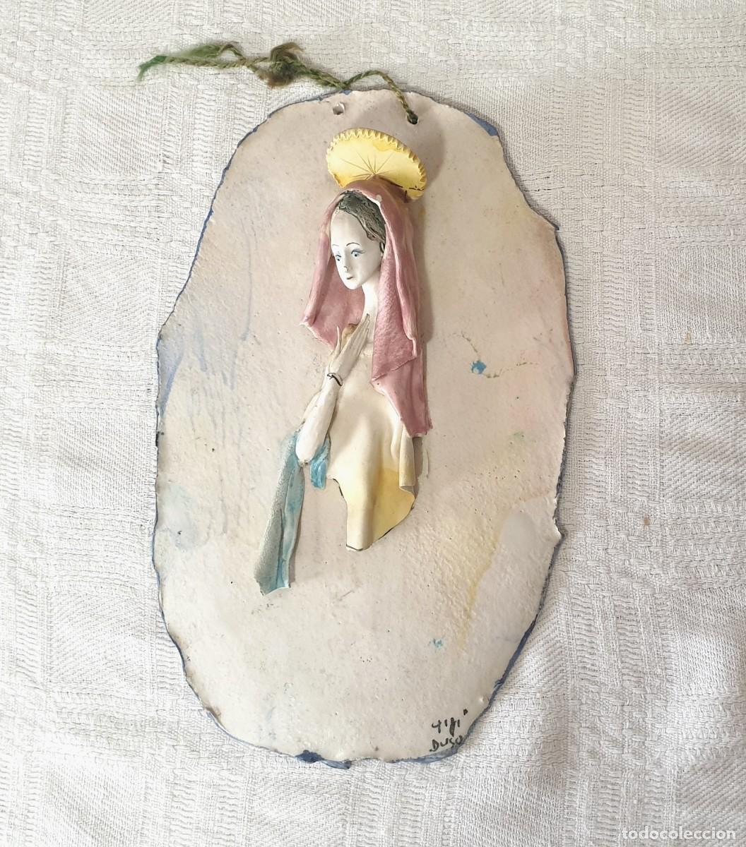 Antig&uuml;edades: Bajorrelieve art&iacute;stico de cer&aacute;mica de la Virgen Mar&iacute;a, primera mitad del siglo XX