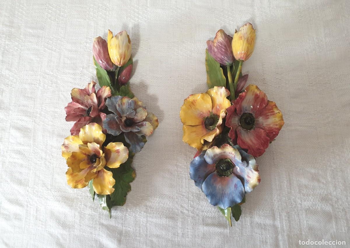 Antig&uuml;edades: Adorno de cer&aacute;mica Capodimonte de mediados de siglo con estampado floral, presentado en pares
