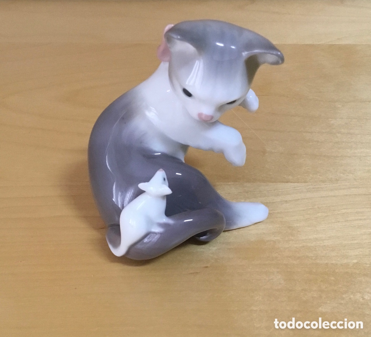 Antig&uuml;edades: Lladr&oacute; Figura de gato con rat&oacute;n. Porcelana 8 x 7 cm.