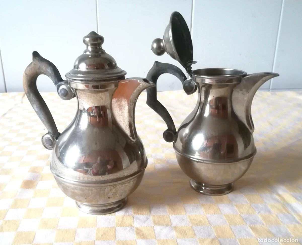 Antig&uuml;edades: Cafetera, tetera, jarra, mesa retro, vintage, plata, mango de madera, par
