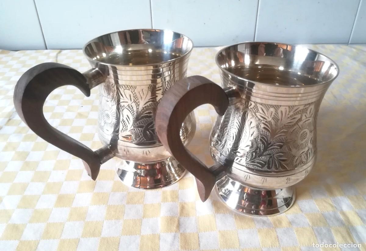 Antig&uuml;edades: Un par de jarras cl&aacute;sicas, antiguas, vintage, ba&ntilde;adas en plata de Sheffield