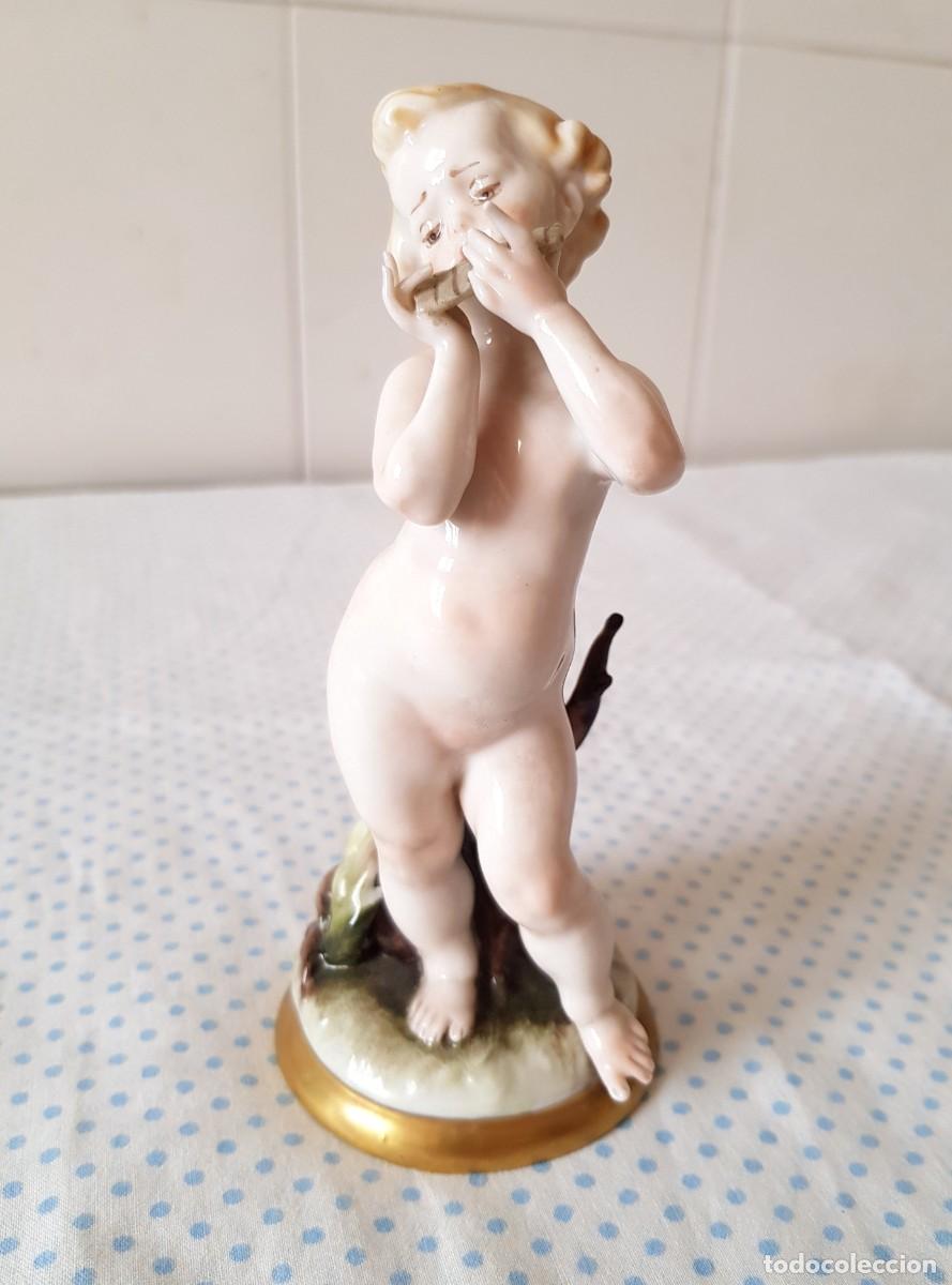 Antig&uuml;edades: Porcelana de Capodimonte - Ni&ntilde;o Putto de la serie M&uacute;sicos. Altura: 14 cm.