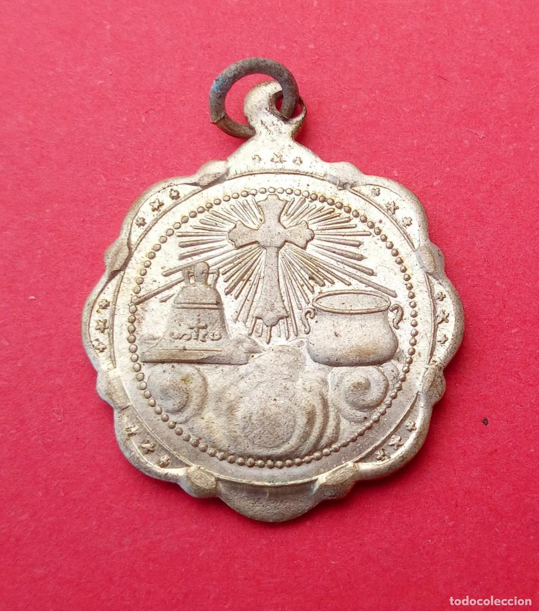 Antig&uuml;edades: Medalla Antigua Virgen de Nuria.