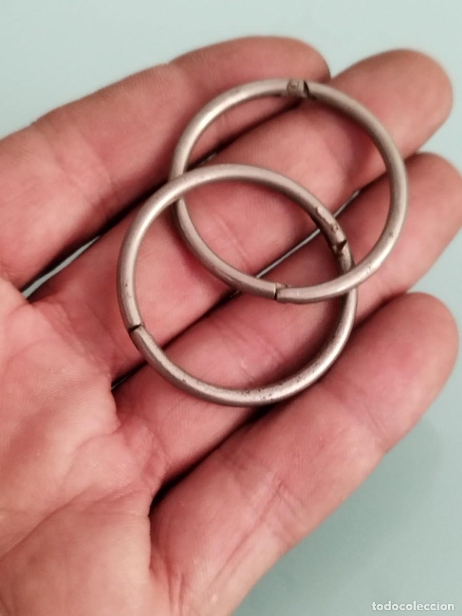 Antig&uuml;edades: Dos argollas met&aacute;licas redondas con apertura.