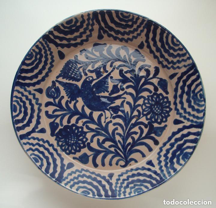 Antig&uuml;edades: FUENTE. CER&Aacute;MICA DE FAJALAUZA. GRANADA, PRINCIPIOS DEL SIGLO XX. DI&Aacute;METRO 40,5 CM