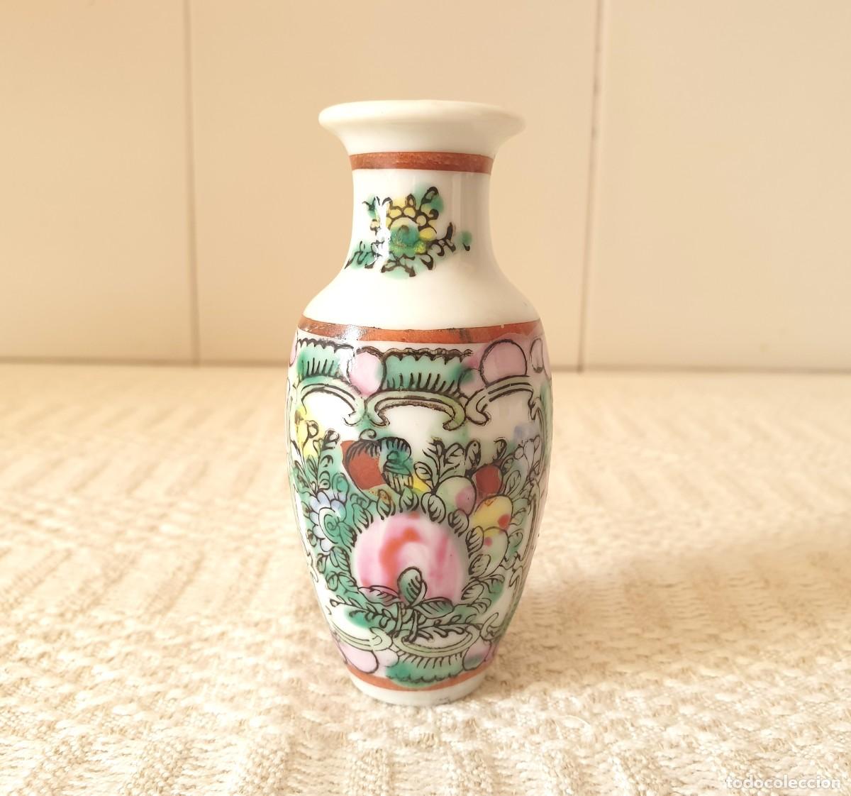 Antig&uuml;edades: Peque&ntilde;o jarr&oacute;n de porcelana coleccionable decorado con arte chino antiguo