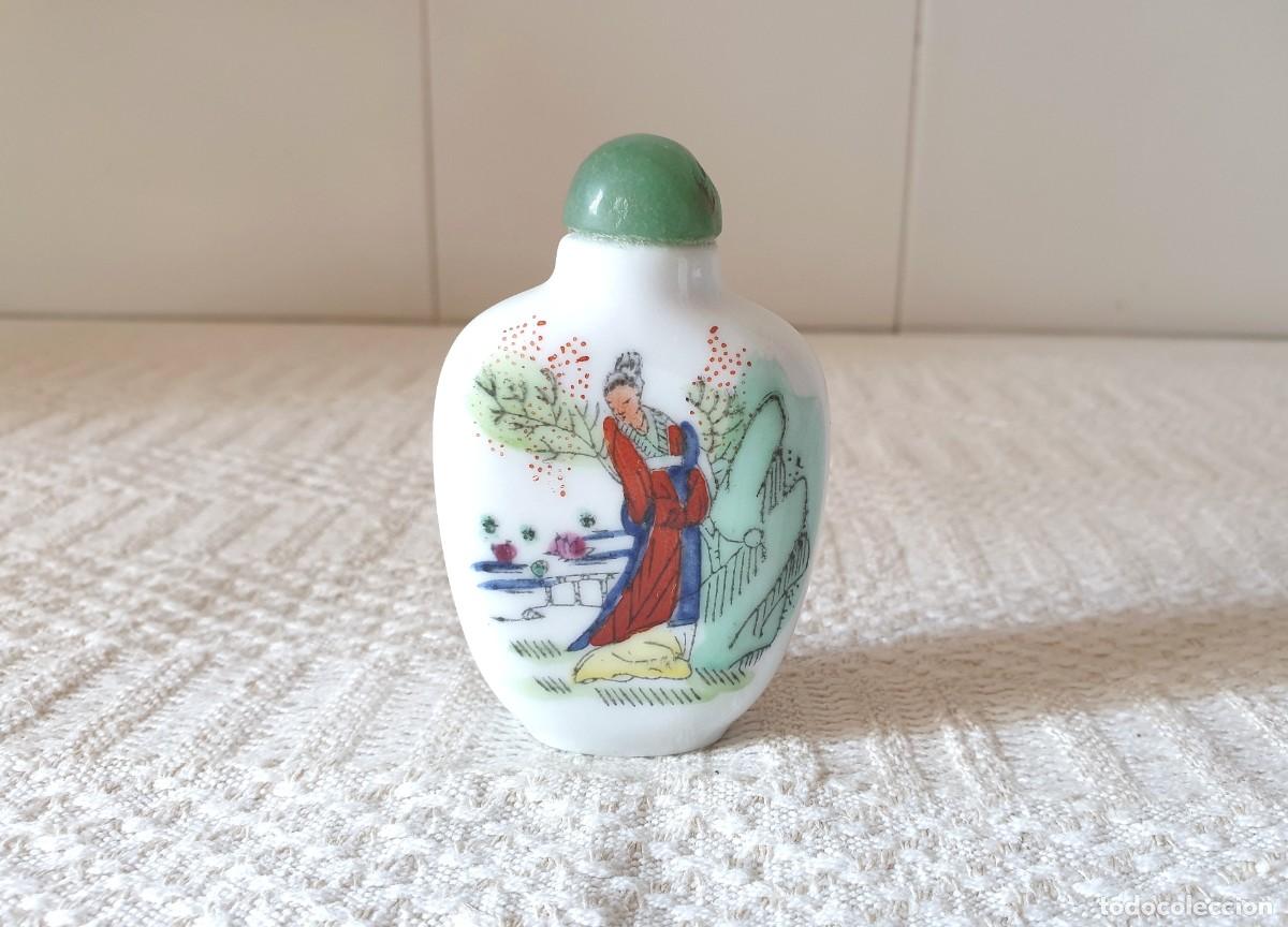 Antig&uuml;edades: Botella de porcelana decorada con arte chino antiguo y tap&oacute;n de jade