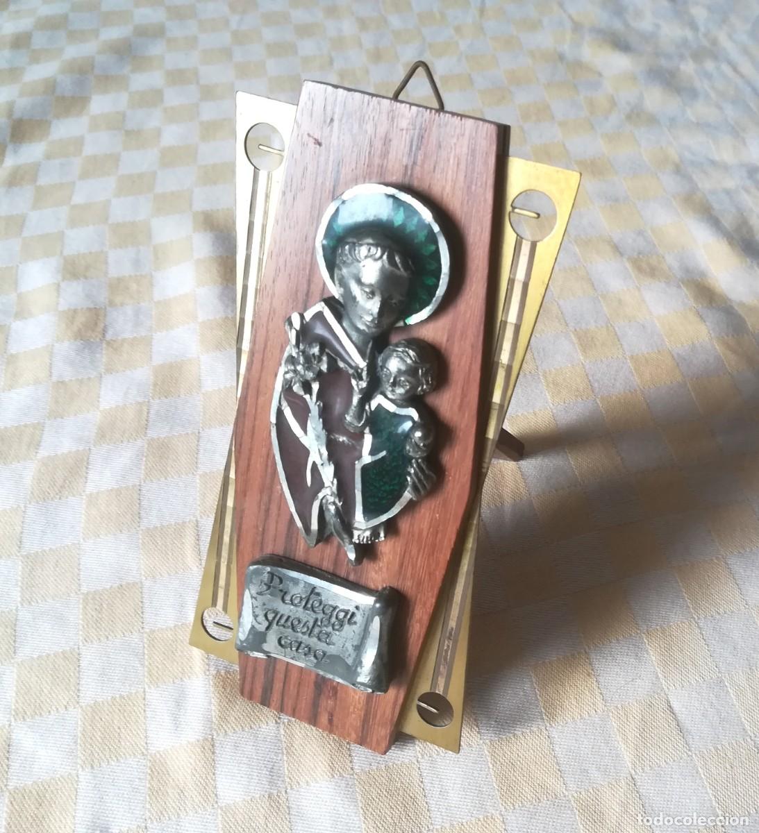 Antig&uuml;edades: Recuerdo votivo, objeto de devoci&oacute;n religiosa, en peltre antiguo de la d&eacute;cada de 1960