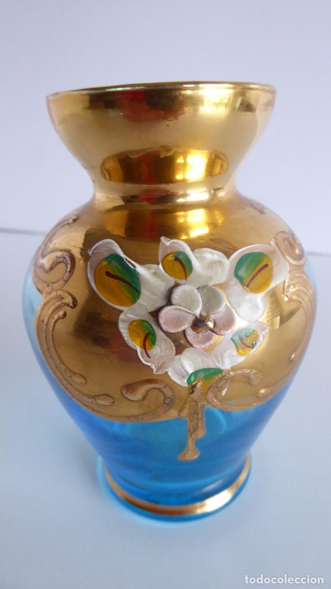 Antig&uuml;edades: JARRONCITO DE CRISTAL AZUL DECORACI&Oacute;N EN ORO A MANO