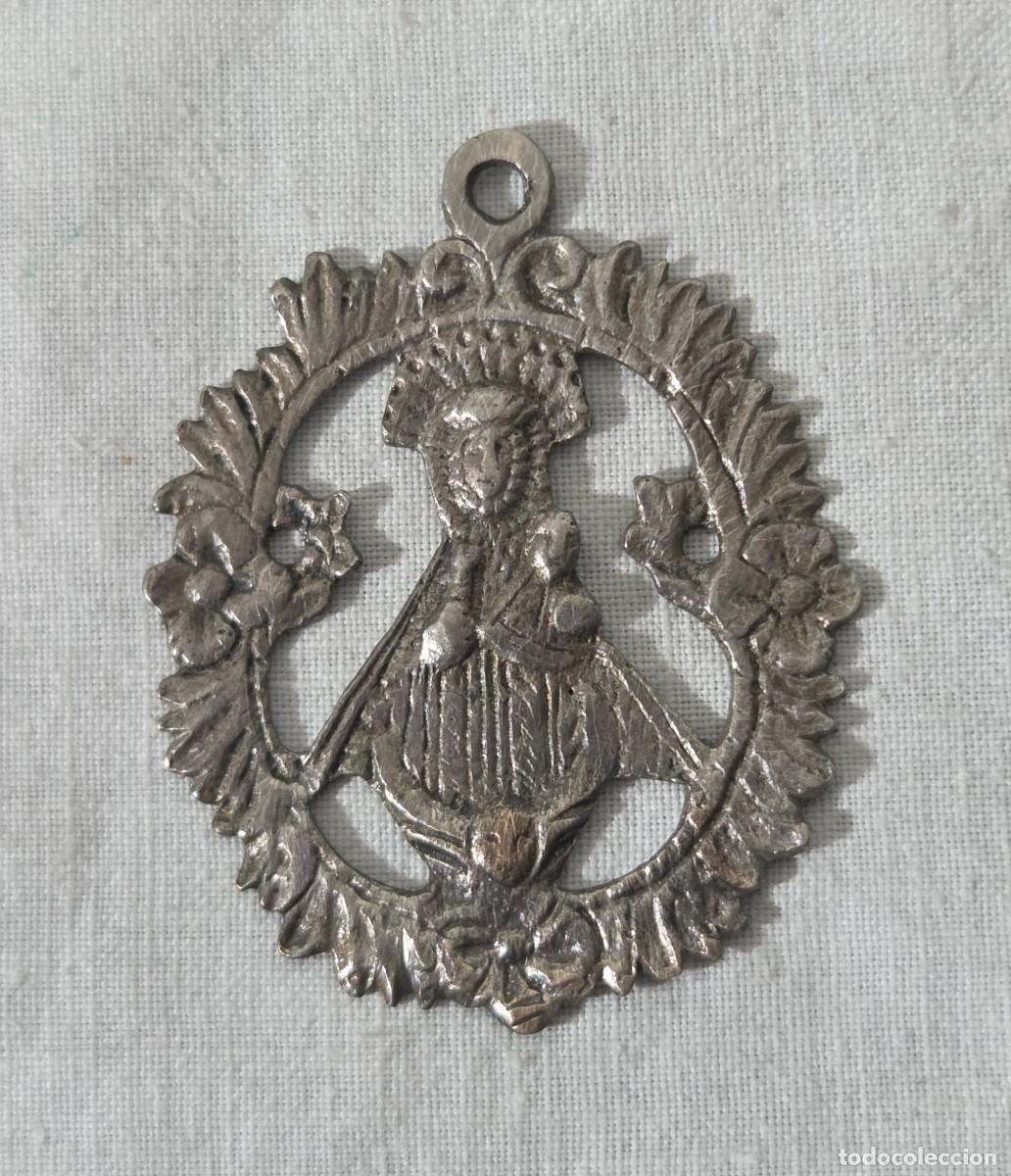 Antiquit&auml;ten: Medalla en metal plateado, Virgen de Nieva, Siglo XVIII
