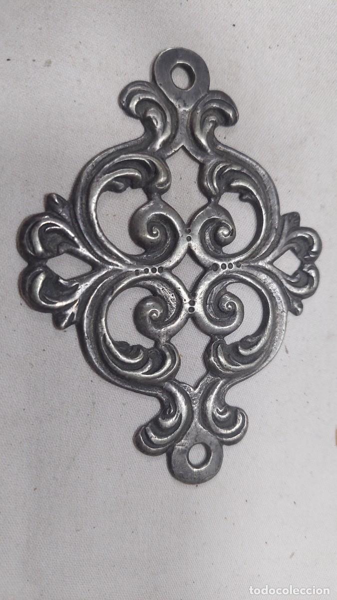Antig&uuml;edades: Aplique de plata para ornamentaci&oacute;n de imagen o santo