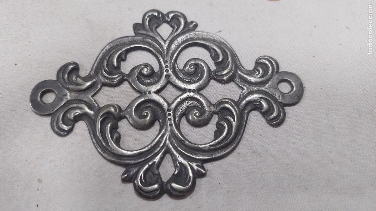 Antig&uuml;edades: Aplique de plata para ornamentaci&oacute;n de imagen o santo
