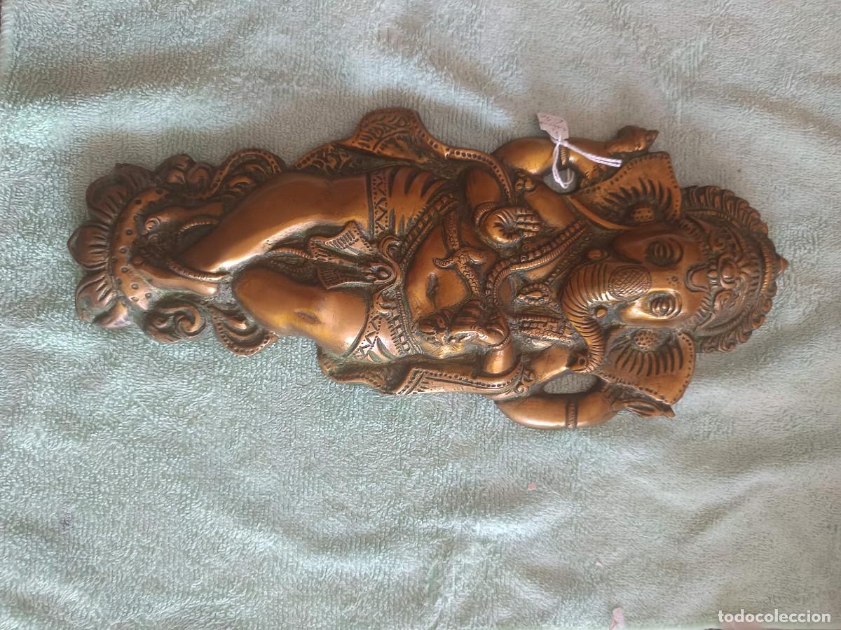 Antig&uuml;edades: Escultura met&aacute;lica de pared de tono bronce del dios hind&uacute; Ganesha en una postura reclinada