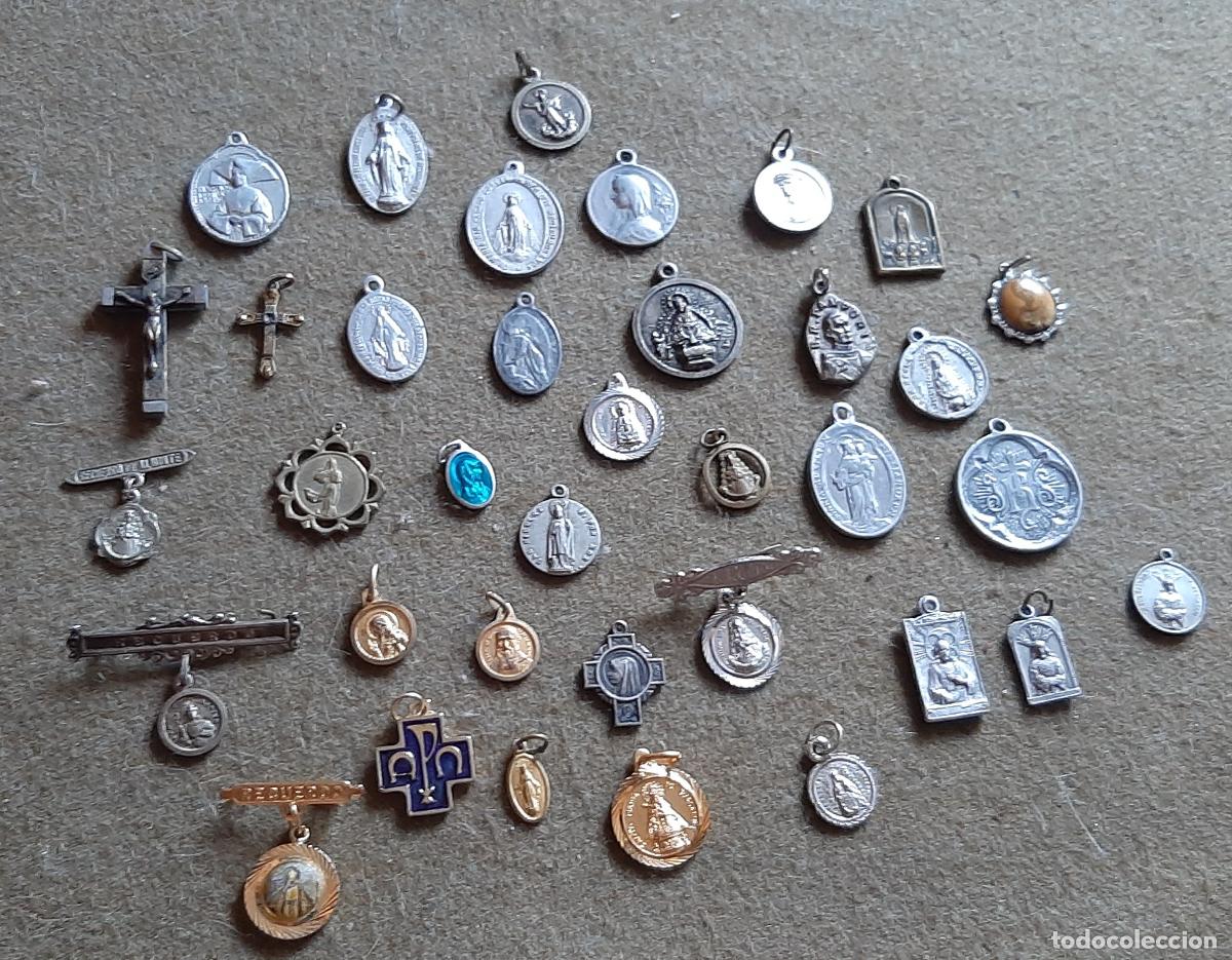 Antig&uuml;edades: LOTE DE 34 MEDALLAS Y 2 CRUCIFIJOS