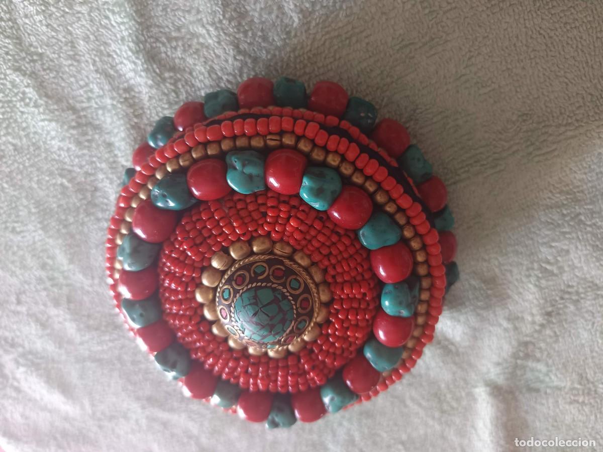 Antig&uuml;edades: Caja para joyas tibetana artesanal decorada con abalorio de vidrio rojo e incrustaciones de turquesa