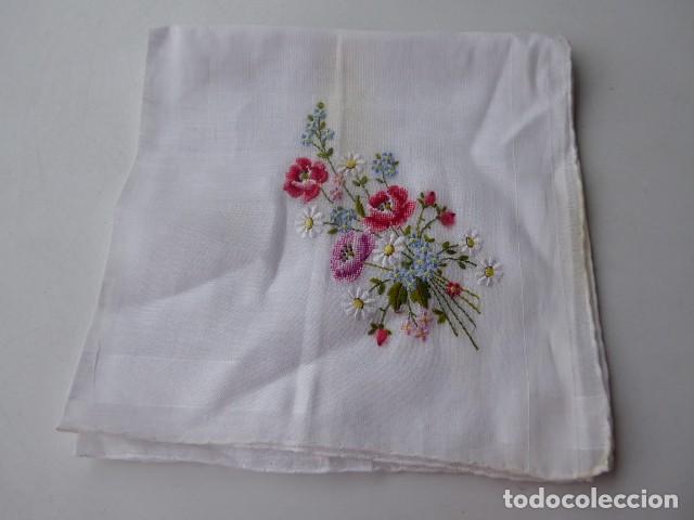 Antig&uuml;edades: PA&Ntilde;UELO DE MUJER BORDADO FLORES A PETIT POINT Y REALCE