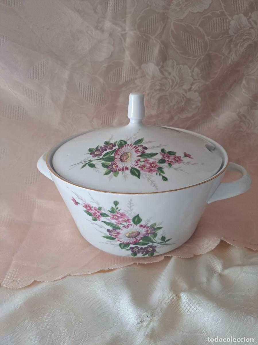 Antiquit&eacute;s: Preciosa sopera de porcelana, decorada con hermosas flores, marca CW