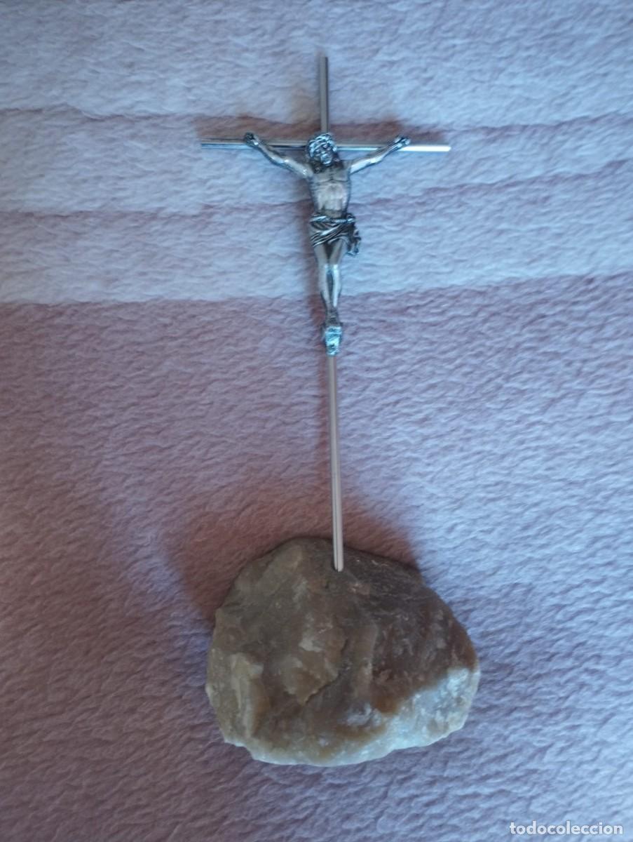 Antig&uuml;edades: Antiguo Crucifijo de Sobremesa con Base de Piedra Natural - Estilo Vintage A&ntilde;os 70