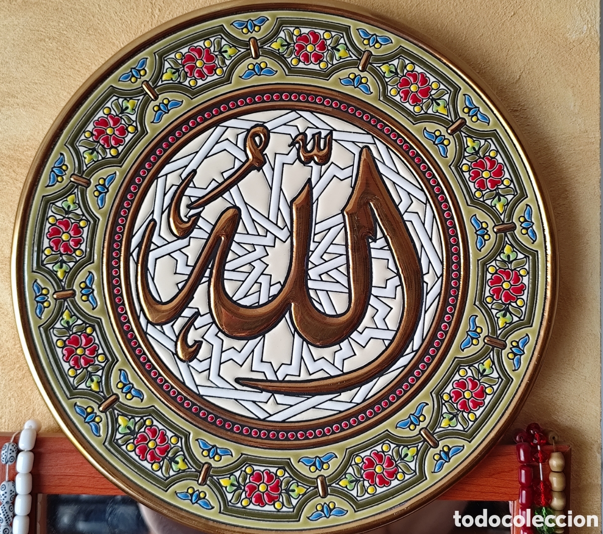 Antig&uuml;edades: Este plato decorativo de cer&aacute;mica andaluza hecho a mano presenta caligraf&iacute;a &aacute;rabe de Al&aacute; en relieve