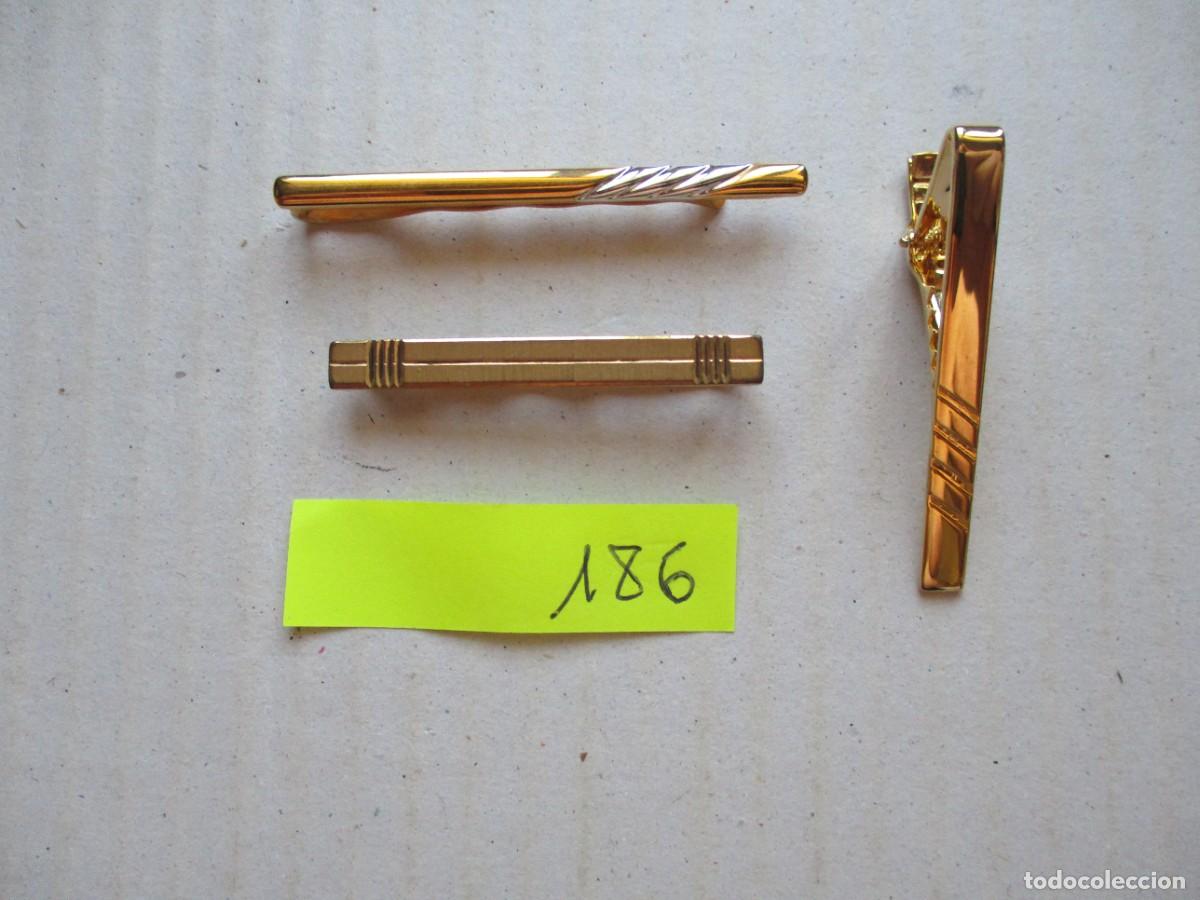 Antig&uuml;edades: AGUJAS DE CARBATA , TRES , DIFERENTES DORADAS , DOS DE 4.5 CM Y UNA DE 5.5 CM , BUEN ESTADO