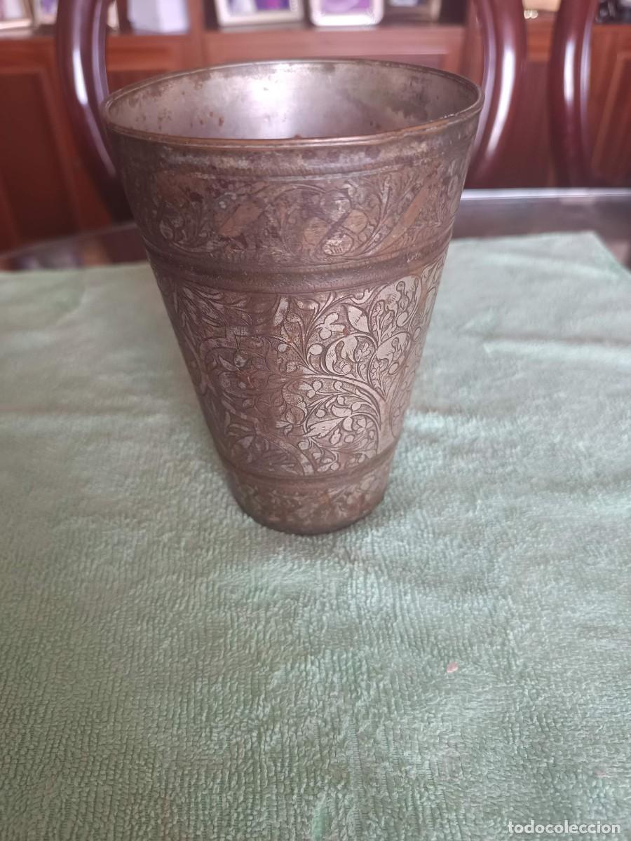 Antig&uuml;edades: Vaso lassi de lat&oacute;n grabado procedente de la India, elaborado artesanalmente