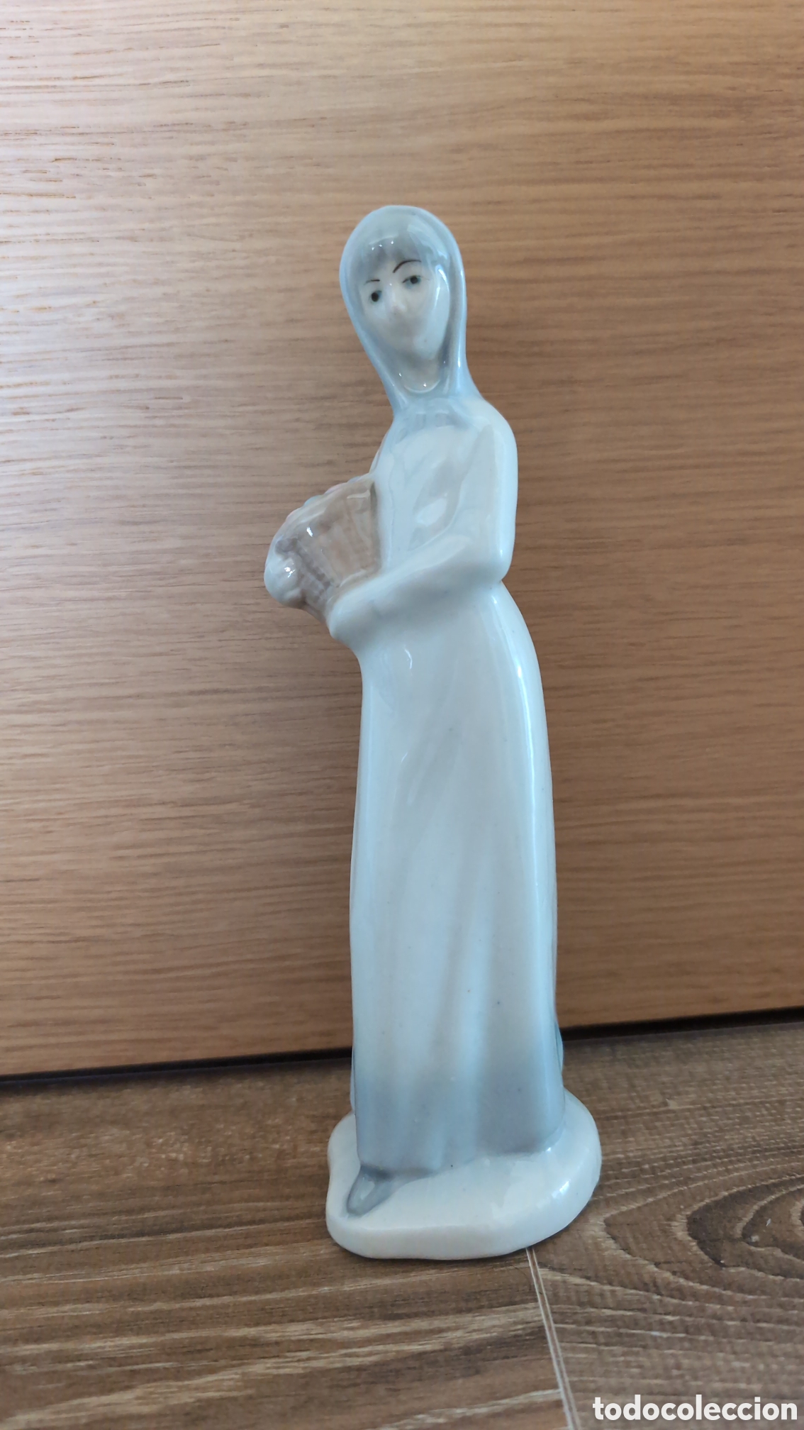 Antiquit&auml;ten: Figura de Porcelana Estilo Lladr&oacute; / NAO - Joven con Cesto