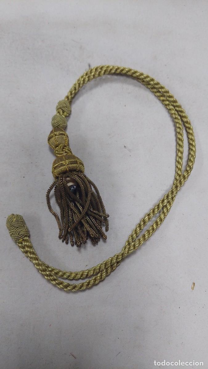 Antig&uuml;edades: Cord&oacute;n en hilo dorado para imagineria o santo