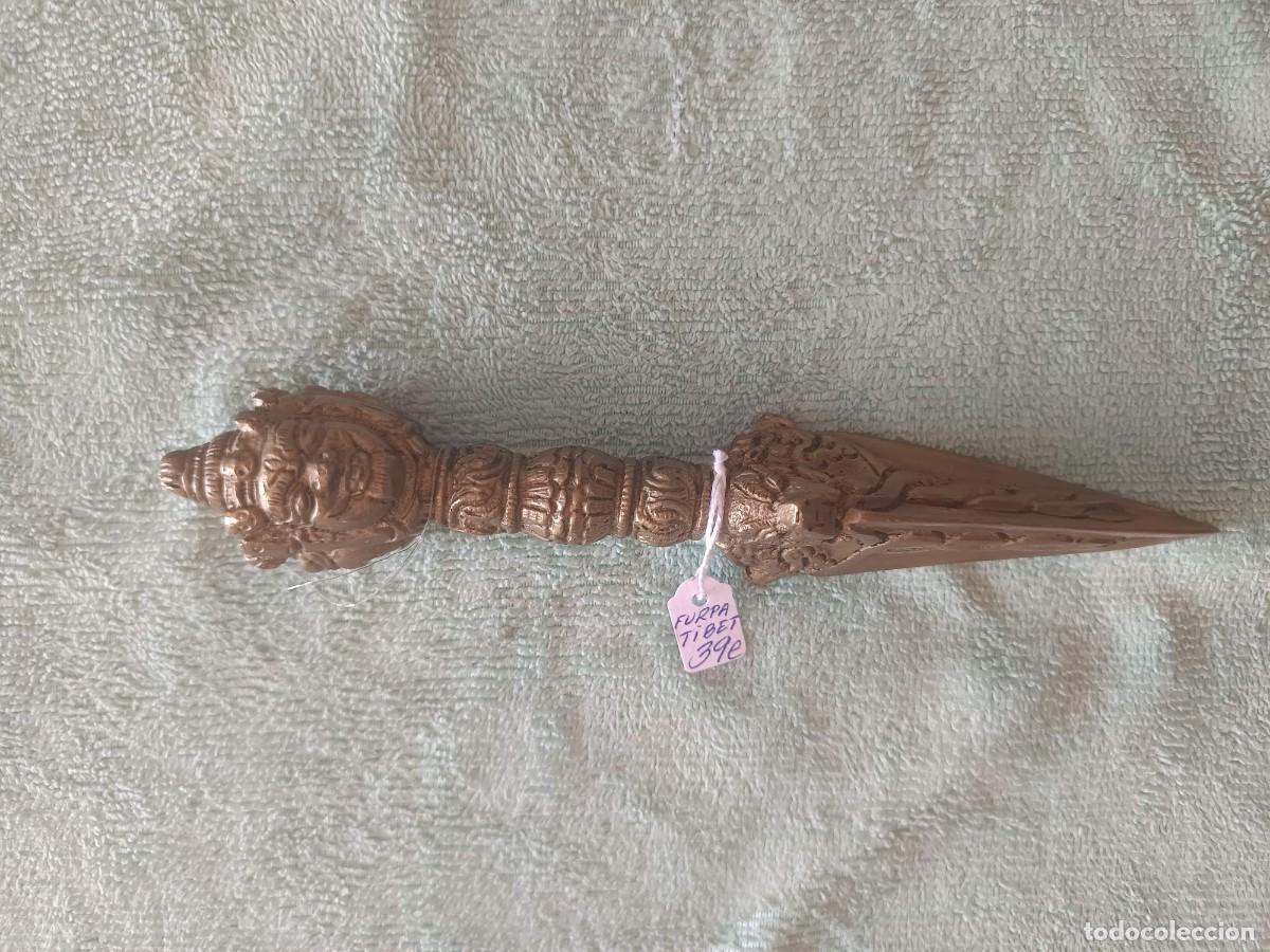 Antig&uuml;edades: Phurba (o kila) tibetano de metal con acabado de bronce, una daga ritual y cham&aacute;nica utilizada en el